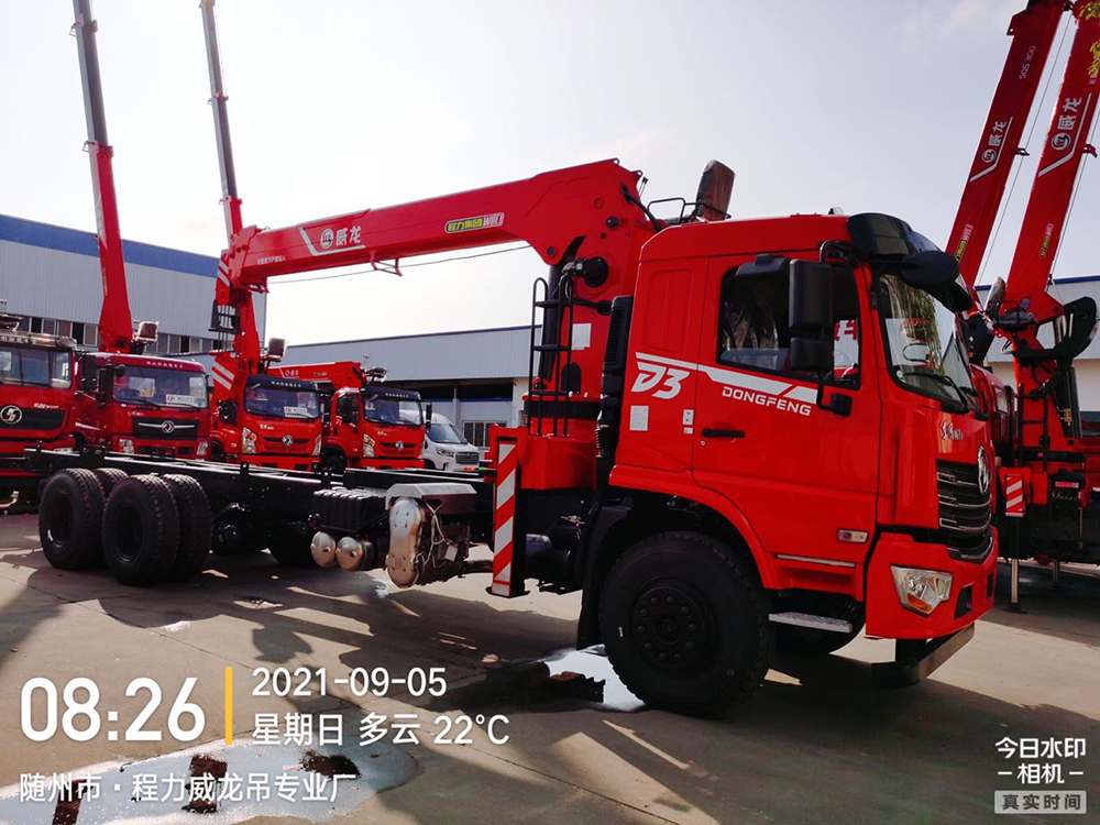 東風(fēng)暢行D3后雙橋威龍12噸4節(jié)臂吊機