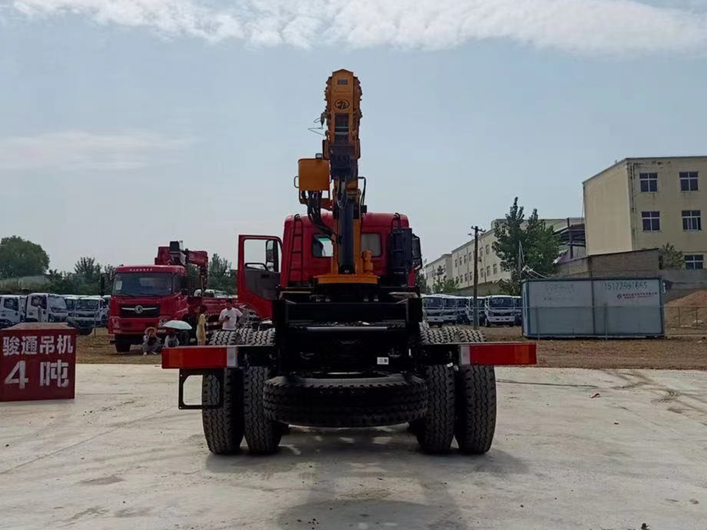 東風(fēng)暢行D7前四后八駿通14噸5節(jié)臂吊機(jī)